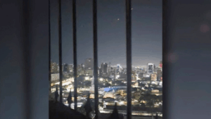 Luces en el cielo nocturno de Caracas tras reportes de disparos defensivos cerca de Miraflores.