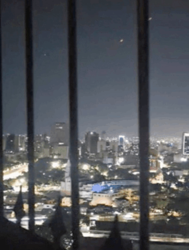 Luces en el cielo nocturno de Caracas tras reportes de disparos defensivos cerca de Miraflores.