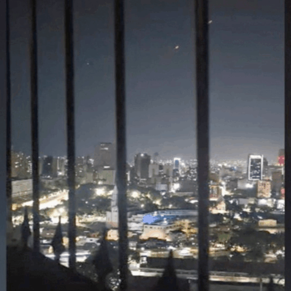 Luces en el cielo nocturno de Caracas tras reportes de disparos defensivos cerca de Miraflores.