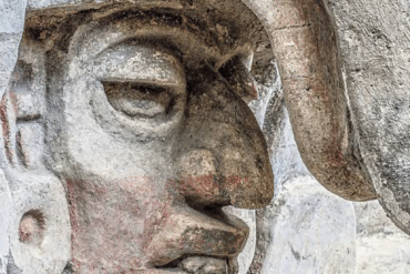 Relieve zapoteca con rostro estucado y pintado bajo la figura de un búho en la entrada de la Tumba 10 de Huitzo, Oaxaca.