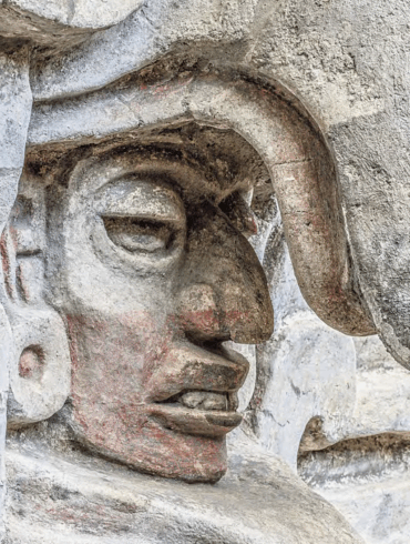 Relieve zapoteca con rostro estucado y pintado bajo la figura de un búho en la entrada de la Tumba 10 de Huitzo, Oaxaca.