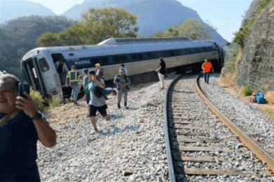 Curva ferroviaria con vagón inclinado del Tren Interoceánico y pasajeros evacuando la vía.