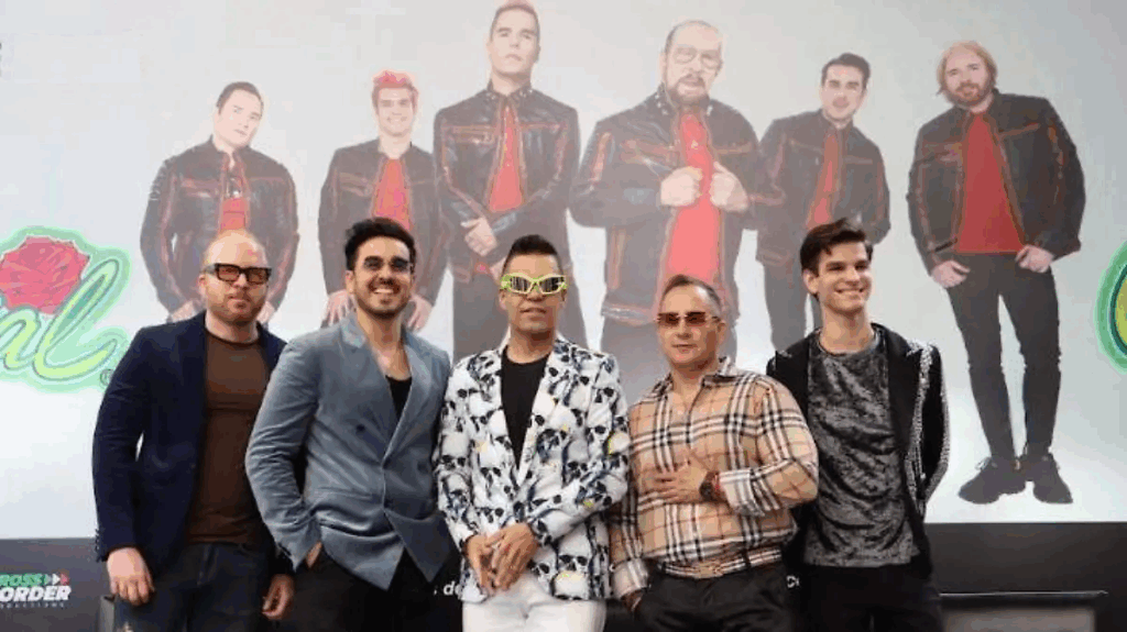 Integrantes de Grupo Cañaveral posan frente a una pantalla promocional durante una presentación oficial.