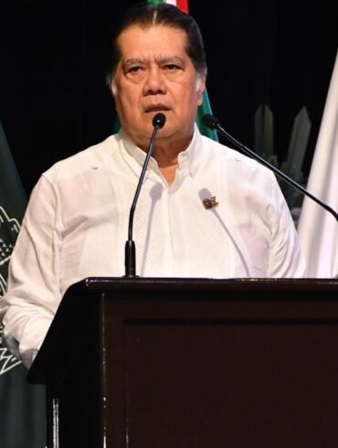 Rector Guillermo Narváez Osorio rinde su Segundo Informe de Actividades 2025–2026 desde el podio del Teatro Universitario de la UJAT, durante la presentación de avances académicos, científicos y comunitarios de la universidad.