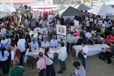 Ciudadanos abarrotan la Jornada de Atención al Pueblo en la Villa Benito Juárez, donde dependencias estatales instalaron módulos de servicio y atención directa.