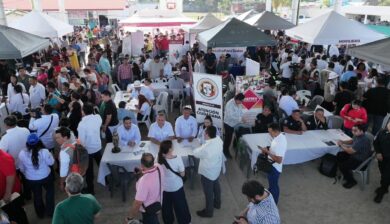 Ciudadanos abarrotan la Jornada de Atención al Pueblo en la Villa Benito Juárez, donde dependencias estatales instalaron módulos de servicio y atención directa.