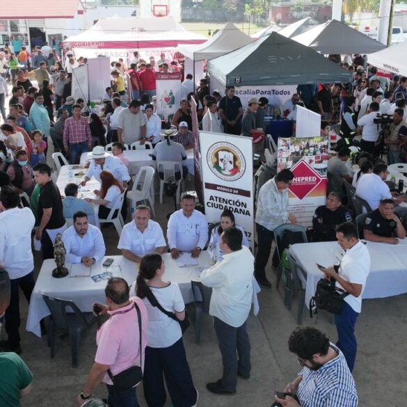 Ciudadanos abarrotan la Jornada de Atención al Pueblo en la Villa Benito Juárez, donde dependencias estatales instalaron módulos de servicio y atención directa.