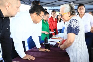 Gobernador Javier May Rodríguez escucha personalmente a una adulta mayor durante una jornada de atención ciudadana en Macuspana, acompañado de su equipo de trabajo.