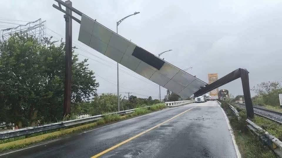Estructura metálica caída sobre un puente en Coatzacoalcos tras fuertes rachas de viento provocadas por el frente frío 27, bloqueando parcialmente la circulación vehicular.