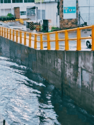 Taxi circula parcialmente bajo el agua en el paso a desnivel del Distribuidor Vial Universidad en Villahermosa, tras intensas lluvias del frente frío 27.