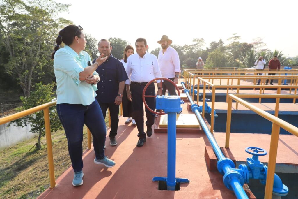 Autoridades estatales recorren infraestructura hidráulica en Cárdenas; el gobernador Javier May escucha la explicación técnica del personal de la planta potabilizadora.