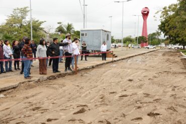 El gobernador Javier May Rodríguez supervisa junto a su equipo el avance de la remodelación del Palacio de los Deportes en la Ciudad Deportiva de Villahermosa.