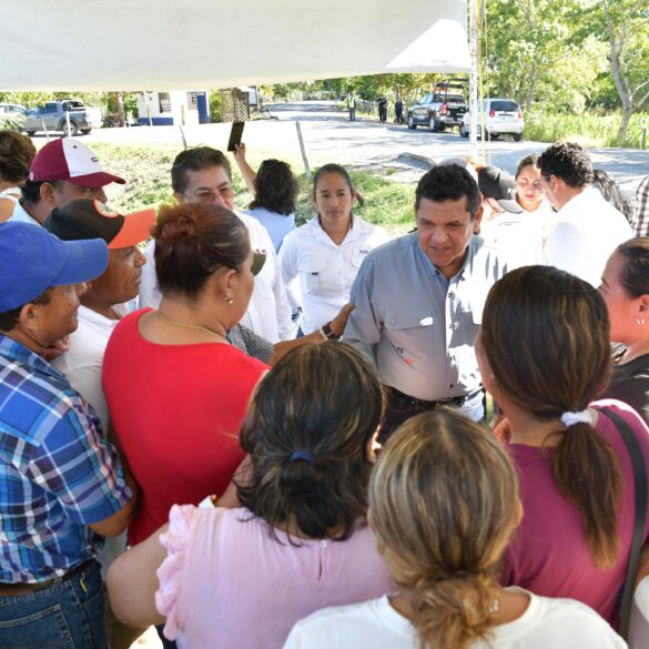 Javier May dialoga con habitantes durante Jornada de Atención en Territorio en comunidad rural de Tabasco, rodeado de vecinos y funcionarios bajo carpa de atención ciudadana
