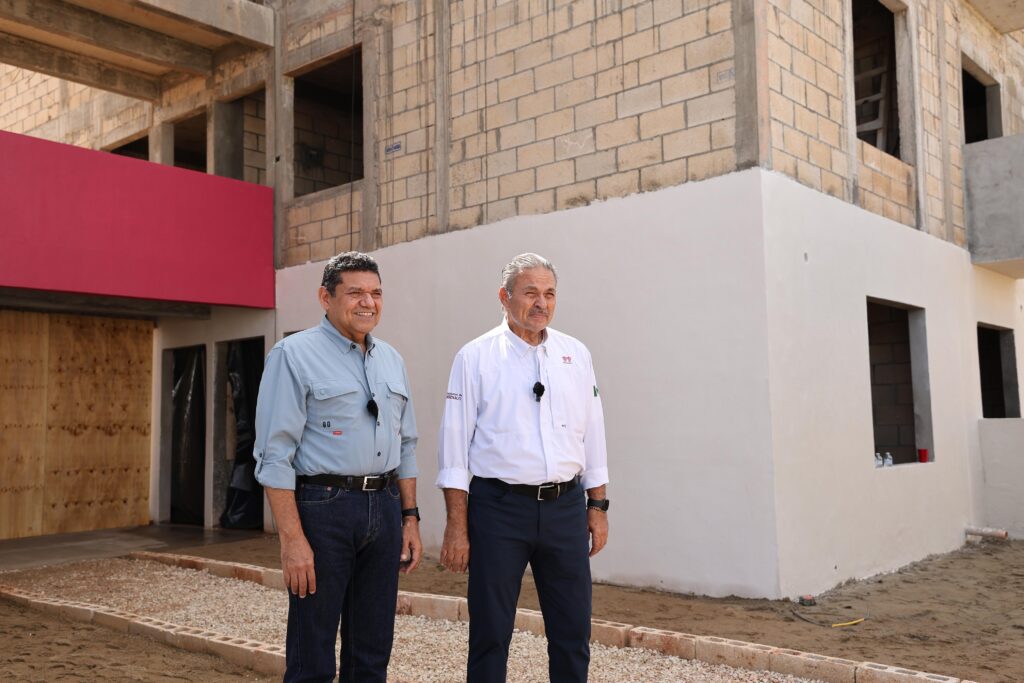 El gobernador de Tabasco y el director del Infonavit supervisan obra de vivienda social en construcción.