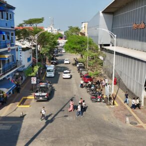 Vista aérea de la calle lateral del mercado José María Pino Suárez totalmente despejada, con peatones circulando libremente y vehículos transitando sin obstrucciones tras el retiro de ambulantes realizado por el Ayuntamiento de Centro.