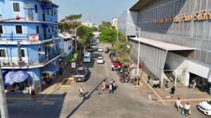 Vista aérea de la calle lateral del mercado José María Pino Suárez totalmente despejada, con peatones circulando libremente y vehículos transitando sin obstrucciones tras el retiro de ambulantes realizado por el Ayuntamiento de Centro.