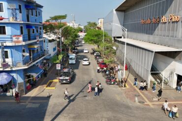 Vista aérea de la calle lateral del mercado José María Pino Suárez totalmente despejada, con peatones circulando libremente y vehículos transitando sin obstrucciones tras el retiro de ambulantes realizado por el Ayuntamiento de Centro.