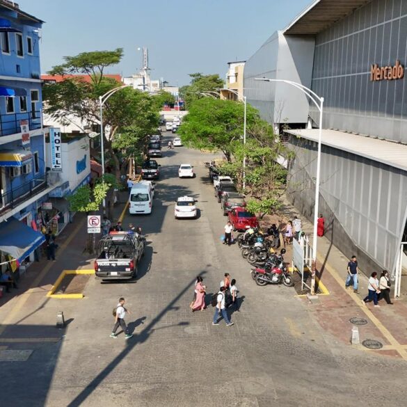 Vista aérea de la calle lateral del mercado José María Pino Suárez totalmente despejada, con peatones circulando libremente y vehículos transitando sin obstrucciones tras el retiro de ambulantes realizado por el Ayuntamiento de Centro.
