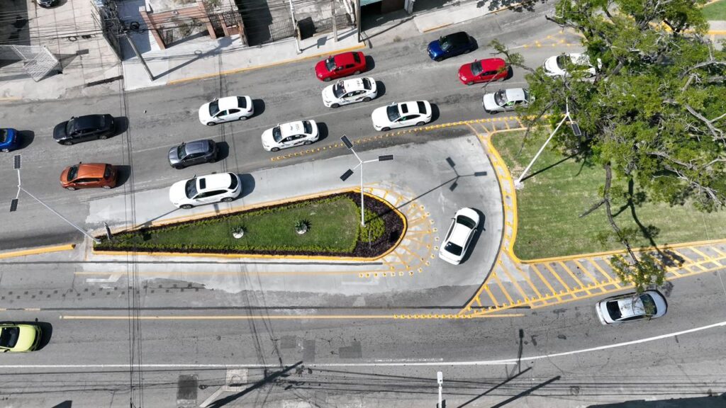 Vista aérea del nuevo retorno vehicular en avenida Universidad, con bolardos y señalización para flujo continuo.