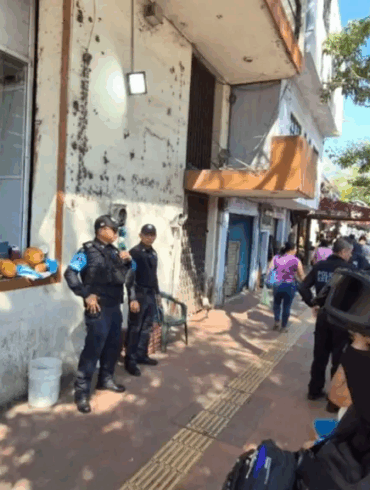 Operativo de policías estatales resguardando los alrededores del Mercado Pino Suárez para impedir la reinstalación de vendedores ambulantes en la banqueta.