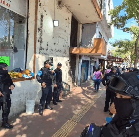 Operativo de policías estatales resguardando los alrededores del Mercado Pino Suárez para impedir la reinstalación de vendedores ambulantes en la banqueta.