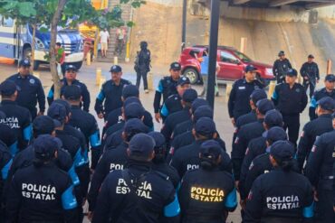 Oficiales de la Policía Estatal y Metropolitana reciben instrucciones operativas durante un despliegue de seguridad en zona urbana, bajo un paso elevado.