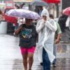Vehículo circula bajo intensa lluvia en una avenida de Villahermosa durante el aviso por lluvias torrenciales emitido por autoridades de Protección Civil.