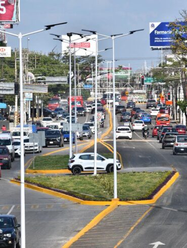 Tránsito vehicular intenso en avenida Universidad, uno de los principales nodos viales de Villahermosa.