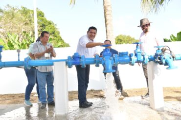 El gobernador Javier May abre la válvula de un sistema de agua potable, poniendo en operación el suministro para habitantes de Cárdenas, acompañado por autoridades y pobladores.