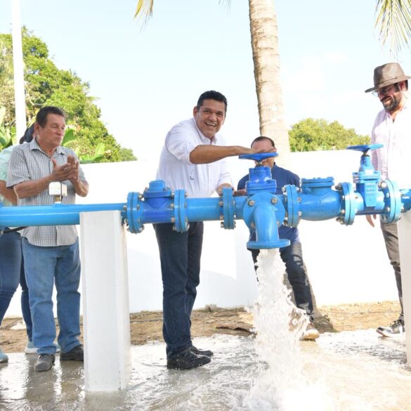 El gobernador Javier May abre la válvula de un sistema de agua potable, poniendo en operación el suministro para habitantes de Cárdenas, acompañado por autoridades y pobladores.