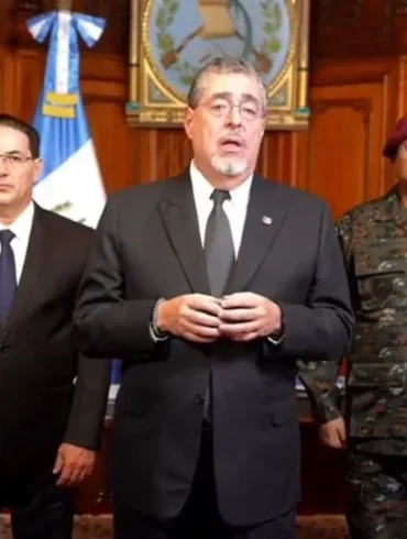 El presidente de Guatemala ofrece un mensaje en cadena nacional desde el Palacio Nacional, flanqueado por funcionarios civiles y un alto mando militar, durante el anuncio de medidas extraordinarias de seguridad.