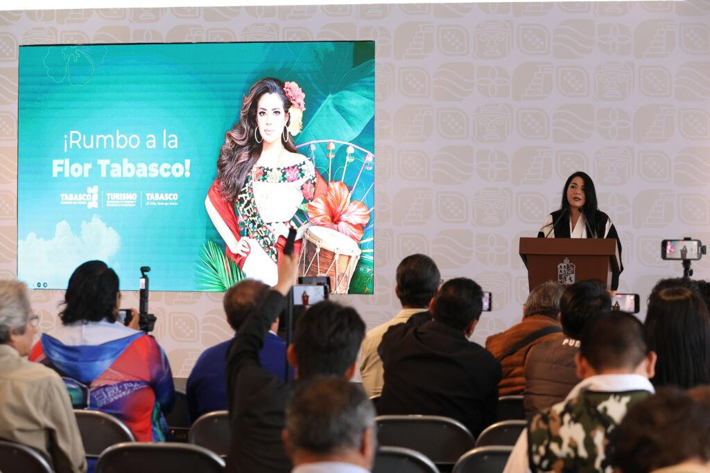 La secretaria de Turismo, Katia Ornelas Gil, presenta el programa oficial de la Feria Tabasco 2026 ante medios de comunicación.