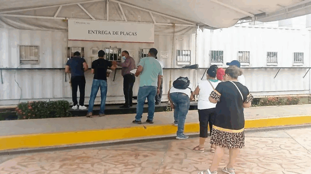 Contribuyentes reciben placas vehiculares en módulo de reemplacamiento de Tabasco.