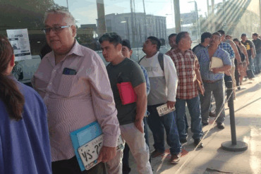 Contribuyentes hacen fila con documentos para el trámite de reemplacamiento vehicular en Tabasco.