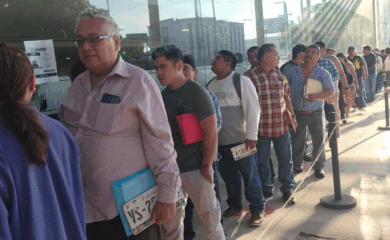 Contribuyentes hacen fila con documentos para el trámite de reemplacamiento vehicular en Tabasco.