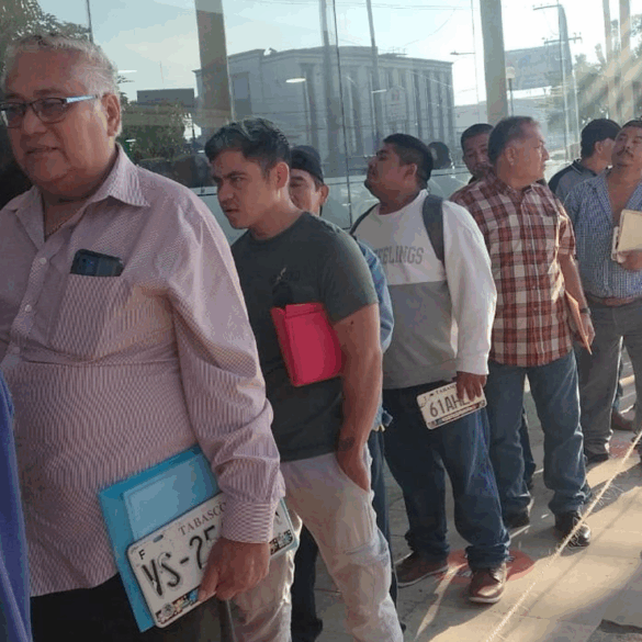 Contribuyentes hacen fila con documentos para el trámite de reemplacamiento vehicular en Tabasco.