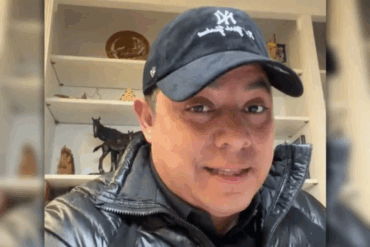 Un hombre con gorra y chamarra acolchada graba un mensaje en video desde una oficina con estantes al fondo, relacionado con el anuncio del veto a la reforma electoral en San Luis Potosí.