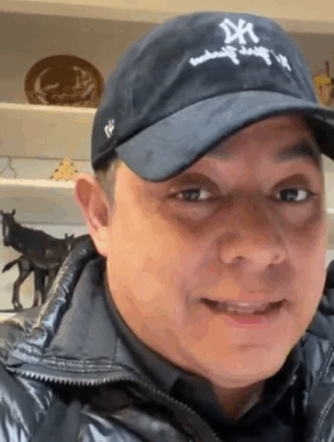 Un hombre con gorra y chamarra acolchada graba un mensaje en video desde una oficina con estantes al fondo, relacionado con el anuncio del veto a la reforma electoral en San Luis Potosí.