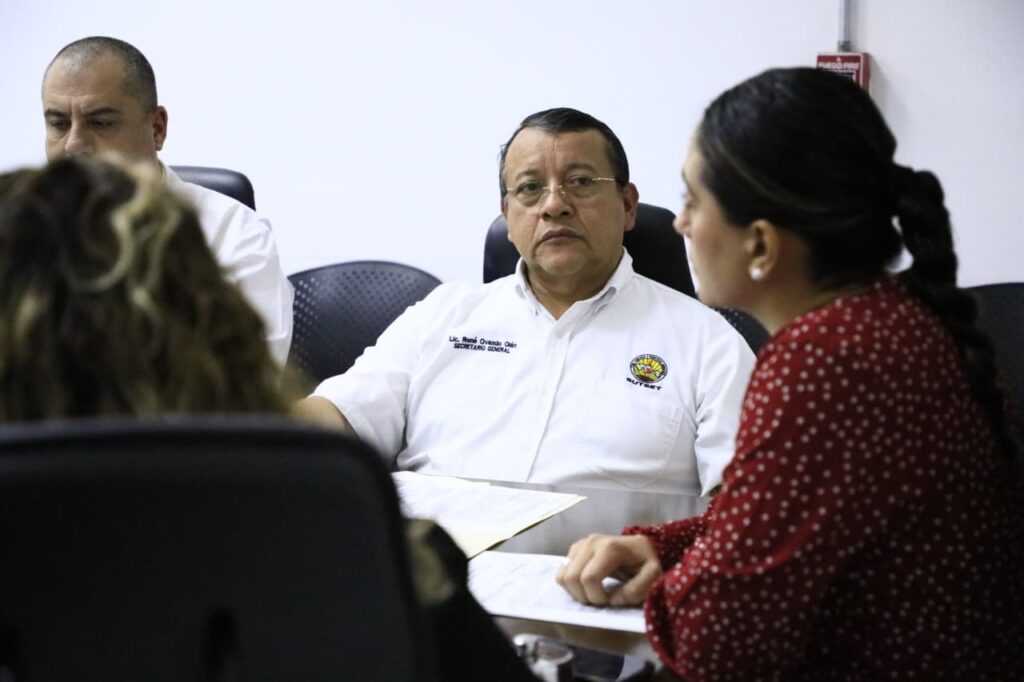 Reunión entre autoridades estatales y representantes sindicales del SUTSET en la Oficialía Mayor.