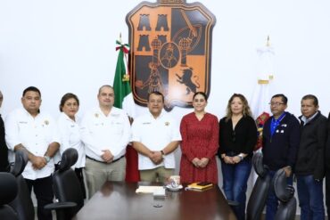 Mesa de diálogo entre funcionarios estatales y dirigentes sindicales durante revisión de prestaciones laborales.