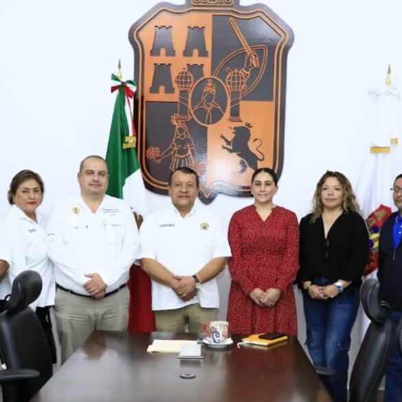 Mesa de diálogo entre funcionarios estatales y dirigentes sindicales durante revisión de prestaciones laborales.