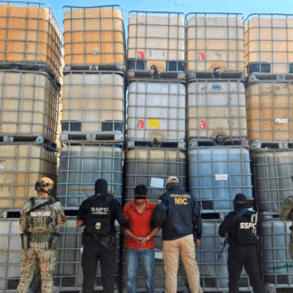 Elementos de seguridad federal resguardan contenedores con combustible asegurado en operativo contra huachicol en Tabasco.