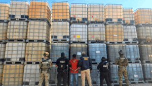 Elementos de seguridad federal resguardan contenedores con combustible asegurado en operativo contra huachicol en Tabasco.