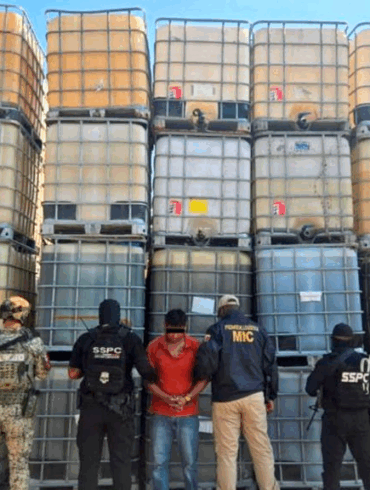 Elementos de seguridad federal resguardan contenedores con combustible asegurado en operativo contra huachicol en Tabasco.