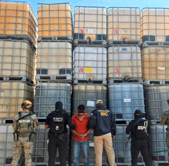Elementos de seguridad federal resguardan contenedores con combustible asegurado en operativo contra huachicol en Tabasco.