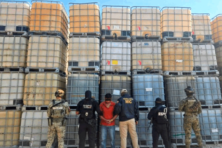 Elementos de seguridad federal resguardan contenedores con combustible asegurado en operativo contra huachicol en Tabasco.
