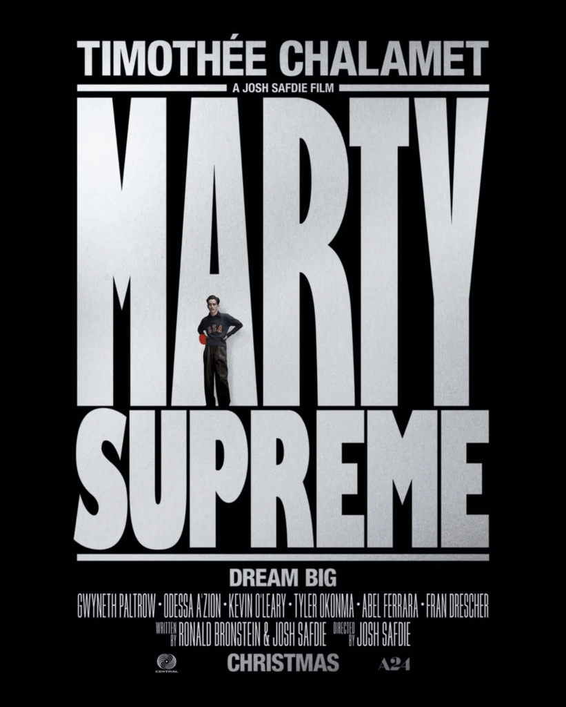 Póster oficial de Marty Supreme, protagonizada por Timothée Chalamet y dirigida por Josh Safdie, con el actor posando sobre letras gigantes del título.