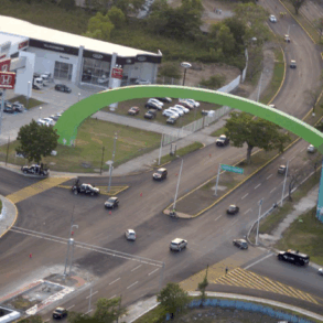 Vista aérea del distribuidor vial y el arco del Parque Tabasco ‘Dora María’, donde se concentrará parte de la operación de movilidad y rutas especiales durante la Feria Tabasco 2026.