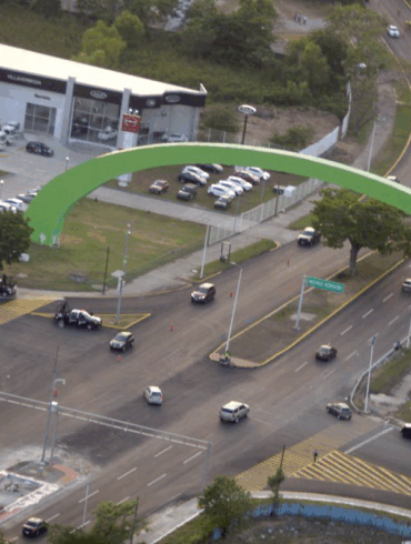 Vista aérea del distribuidor vial y el arco del Parque Tabasco ‘Dora María’, donde se concentrará parte de la operación de movilidad y rutas especiales durante la Feria Tabasco 2026.