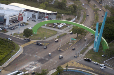 Vista aérea del distribuidor vial y el arco del Parque Tabasco ‘Dora María’, donde se concentrará parte de la operación de movilidad y rutas especiales durante la Feria Tabasco 2026.